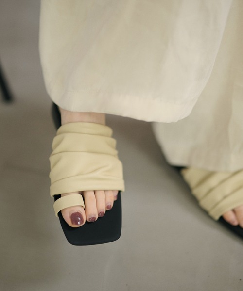 LAULEN(ローレン)の「soft gather square toe thong sandals /ソフトギャザースクエアトゥトングサンダル(サンダル・レディース・アイボリー/ライトグリーン/ブラック・23cm/24cm/24.5cm)」の9枚目の写真