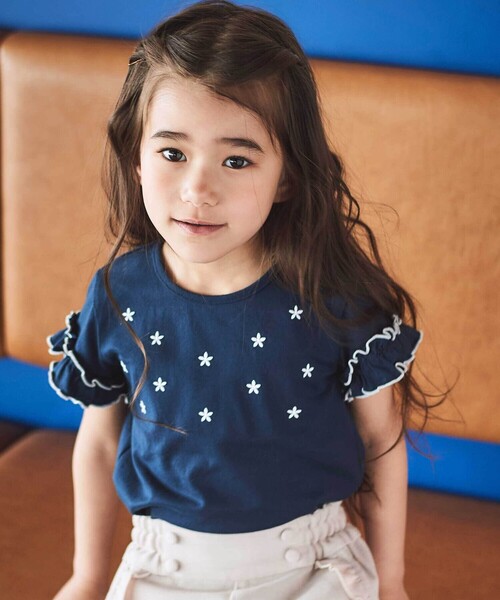 BeBe(ベベ)の「フラワーシャワー刺しゅうフリル天竺半袖Tシャツ(90~150cm)(Tシャツ/カットソー・キッズ・グリーン/ネイビー・140cm/130cm/110cm/150cm/120cm)」の1枚目の写真