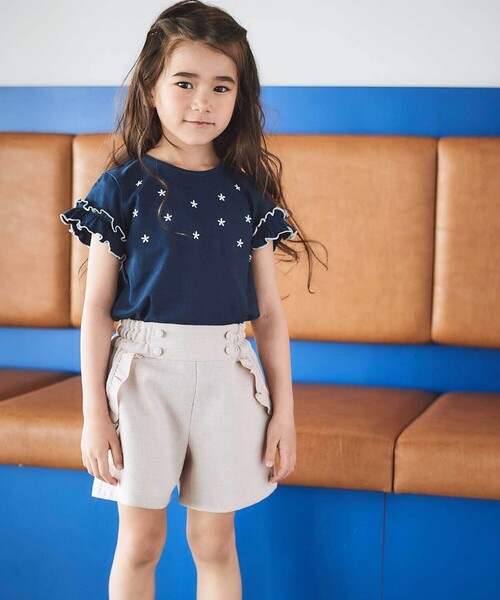 BeBe(ベベ)の「フラワーシャワー刺しゅうフリル天竺半袖Tシャツ(90~150cm)(Tシャツ/カットソー・キッズ・グリーン/ネイビー・140cm/130cm/110cm/150cm/120cm)」の4枚目の写真