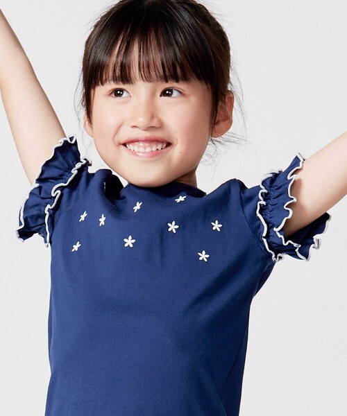 BeBe(ベベ)の「フラワーシャワー刺しゅうフリル天竺半袖Tシャツ(90~150cm)(Tシャツ/カットソー・キッズ・グリーン/ネイビー・140cm/130cm/110cm/150cm/120cm)」の7枚目の写真