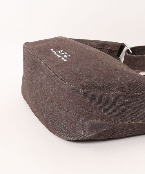 A.P.C.(アーペーセー)の「BESACE JOURNAL SMALL(ショルダーバッグ・メンズ・ブラウン系その他・ONESIZE)」の3枚目の写真