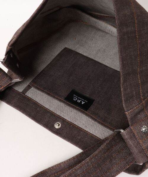 A.P.C.(アーペーセー)の「BESACE JOURNAL SMALL(ショルダーバッグ・メンズ・ブラウン系その他・ONESIZE)」の4枚目の写真