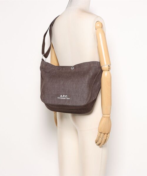 A.P.C.(アーペーセー)の「BESACE JOURNAL SMALL(ショルダーバッグ・メンズ・ブラウン系その他・ONESIZE)」の5枚目の写真