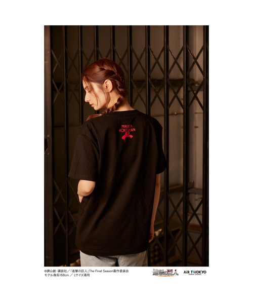 AIR TWOKYO（エアトゥーキョー）の「TVアニメ『進撃の巨人』The Final Season ウォールアートTシャツ（ミカサ）（Tシャツ/カットソー・レディース・ブラック・SMALL/XX-LARGE/X-LARGE/LARGE/MEDIUM）」の2枚目の写真