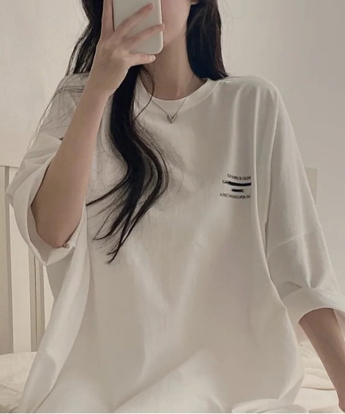 Lips(リップス)の「存在感のあるバックプリントが映える!こなれ感たっぷりのオーバーサイズTシャツ(Tシャツ/カットソー・レディース・ホワイト/ネイビー/ダークグレー/ブラック・FREE)」の7枚目の写真