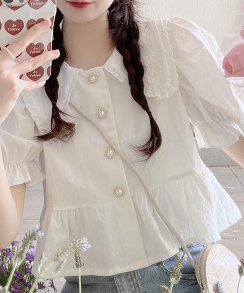 GLAMOROUS JANE(グラマラスジェーン)の「レース襟ペプラムパールボタン半袖ブラウス(シャツ/ブラウス・レディース・ホワイト・FREE)」の1枚目の写真
