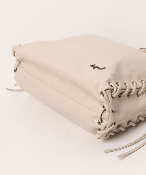 Desigual（デシグアル）の「Lace-Up Charm Shoulder Bag/レースアップチャームショルダーバッグ／ベージュ　A4対応（ショルダーバッグ・レディース・ホワイト・FREE）」の2枚目の写真