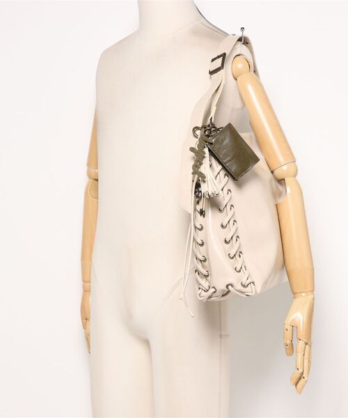 Desigual（デシグアル）の「Lace-Up Charm Shoulder Bag/レースアップチャームショルダーバッグ／ベージュ　A4対応（ショルダーバッグ・レディース・ホワイト・FREE）」の4枚目の写真