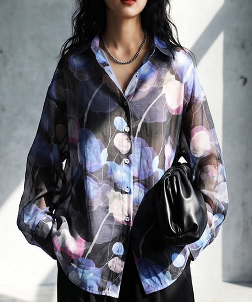 antiqua(アンティカ)の「水彩花柄 アート柄 シャツ(シャツ/ブラウス・レディース・ピンク/ブラック・ONESIZE)」の1枚目の写真