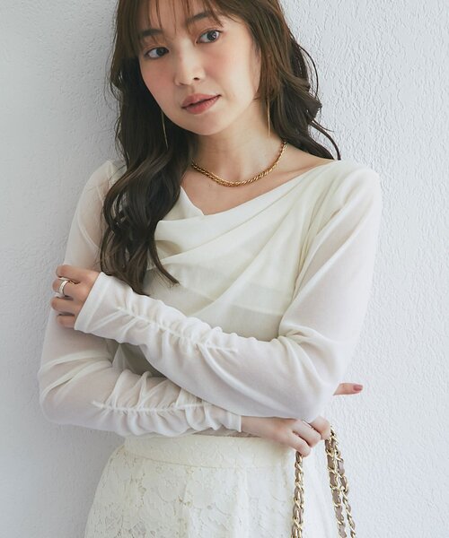 La boutique BonBon（ラブティックボンボン）の「【女っぽニュアンス】フロッキーチュールドレープネックカットソー（Tシャツ/カットソー・レディース・オフホワイト/ピンク/グレー・FREE）」の2枚目の写真