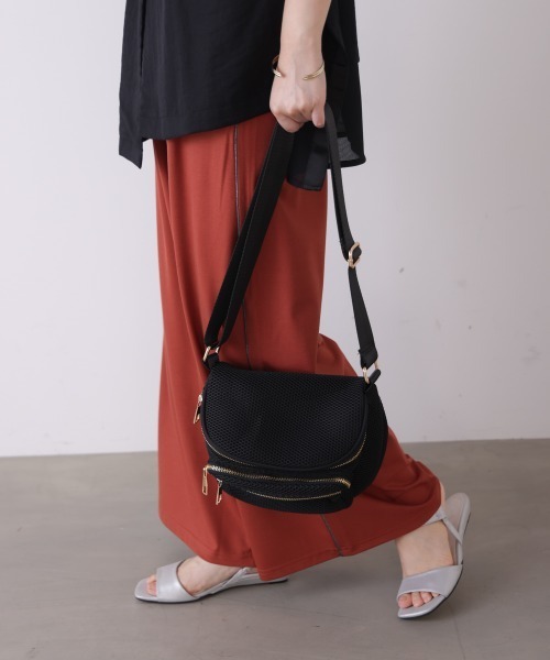 Bou Jeloud(ブージュルード)の「メッシュボディバック(ショルダーバッグ・レディース・ブラック/グレー・ONESIZE)」の4枚目の写真