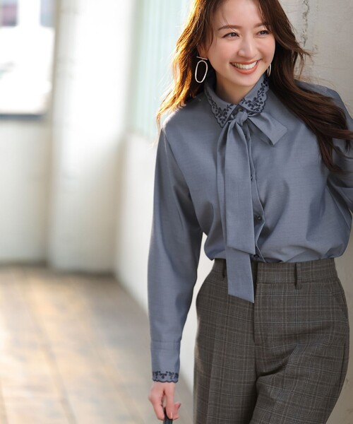 ANY SIS(エニィスィス)の「エンブロイダリーレディ シャツ(シャツ/ブラウス・レディース・ホワイト系/ダルブルー系・MEDIUM)」の10枚目の写真