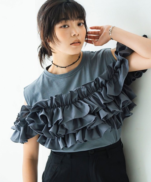 INOIE（イノイエ）の「［INOIE］ラッフルレイヤード オープンショルダーカットソー（Tシャツ/カットソー・レディース・ホワイト/ブラック/グレー・FREE）」の3枚目の写真