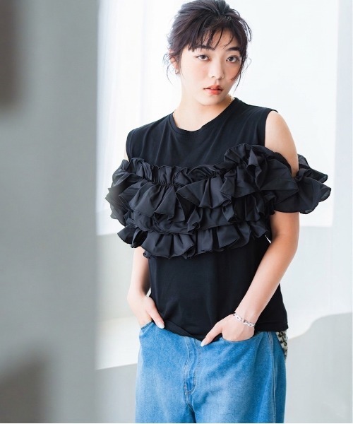 INOIE（イノイエ）の「［INOIE］ラッフルレイヤード オープンショルダーカットソー（Tシャツ/カットソー・レディース・ホワイト/ブラック/グレー・FREE）」の6枚目の写真