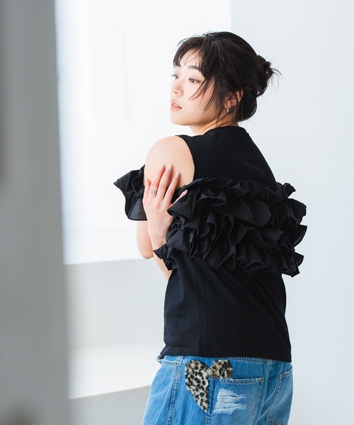 INOIE（イノイエ）の「［INOIE］ラッフルレイヤード オープンショルダーカットソー（Tシャツ/カットソー・レディース・ホワイト/ブラック/グレー・FREE）」の7枚目の写真
