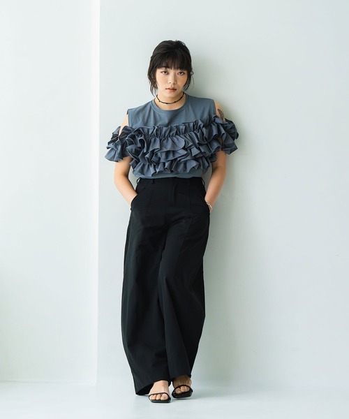 INOIE（イノイエ）の「［INOIE］ラッフルレイヤード オープンショルダーカットソー（Tシャツ/カットソー・レディース・ホワイト/ブラック/グレー・FREE）」の9枚目の写真