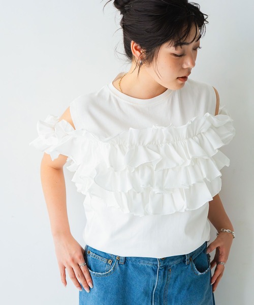 INOIE（イノイエ）の「［INOIE］ラッフルレイヤード オープンショルダーカットソー（Tシャツ/カットソー・レディース・ホワイト/ブラック/グレー・FREE）」の4枚目の写真