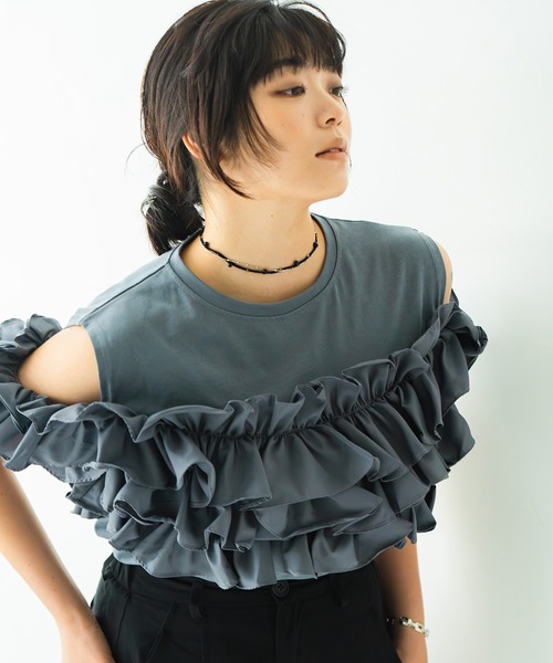 INOIE（イノイエ）の「［INOIE］ラッフルレイヤード オープンショルダーカットソー（Tシャツ/カットソー・レディース・ホワイト/ブラック/グレー・FREE）」の8枚目の写真