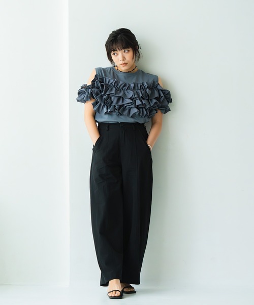 INOIE（イノイエ）の「［INOIE］ラッフルレイヤード オープンショルダーカットソー（Tシャツ/カットソー・レディース・ホワイト/ブラック/グレー・FREE）」の10枚目の写真
