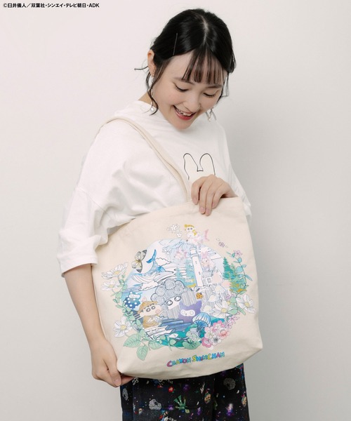 ScoLar(スカラー)の「462022:クレヨンしんちゃん×ScoLar 不思議な夏の花柄バッグ(トートバッグ・レディース・ブラック/アイボリー・FREE)」の4枚目の写真