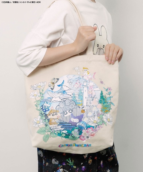 ScoLar(スカラー)の「462022:クレヨンしんちゃん×ScoLar 不思議な夏の花柄バッグ(トートバッグ・レディース・ブラック/アイボリー・FREE)」の5枚目の写真