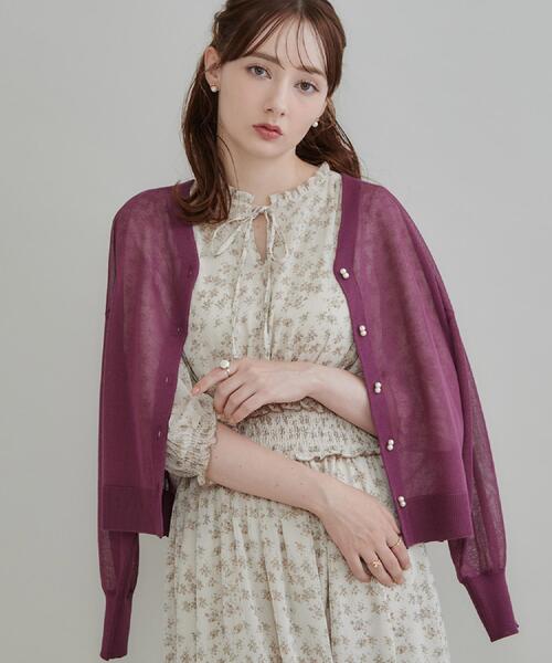 couture brooch(クチュールブローチ)の「【上品な透け感】ダブルパール調釦 愛されシアーカーディガン(カーディガン/ボレロ・レディース・オフホワイト/ピンク系その他/グレー/チャコールグレー・36/40/38/42)」の4枚目の写真