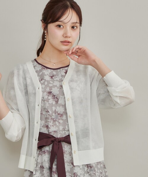 couture brooch(クチュールブローチ)の「【上品な透け感】ダブルパール調釦 愛されシアーカーディガン(カーディガン/ボレロ・レディース・オフホワイト/ピンク系その他/グレー/チャコールグレー・36/40/38/42)」の1枚目の写真