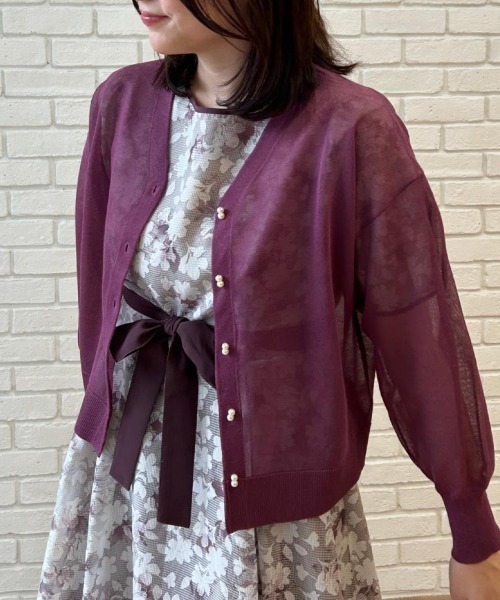 couture brooch(クチュールブローチ)の「【上品な透け感】ダブルパール調釦 愛されシアーカーディガン(カーディガン/ボレロ・レディース・オフホワイト/ピンク系その他/グレー/チャコールグレー・36/40/38/42)」の14枚目の写真