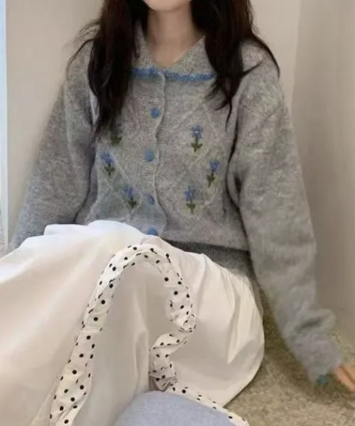 SHEPP(シープ)の「【26年秋冬新作】フラワー刺繍 ダイヤ柄 襟付き ニットカーディガン(ニット/セーター・レディース・ブラック/アイボリー/グレー・F)」の3枚目の写真