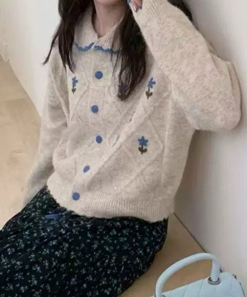 SHEPP(シープ)の「【26年秋冬新作】フラワー刺繍 ダイヤ柄 襟付き ニットカーディガン(ニット/セーター・レディース・ブラック/アイボリー/グレー・F)」の1枚目の写真