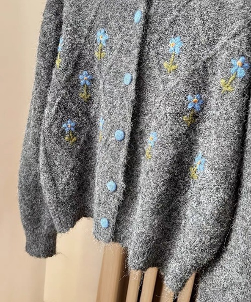 SHEPP(シープ)の「【26年秋冬新作】フラワー刺繍 ダイヤ柄 襟付き ニットカーディガン(ニット/セーター・レディース・ブラック/アイボリー/グレー・F)」の13枚目の写真