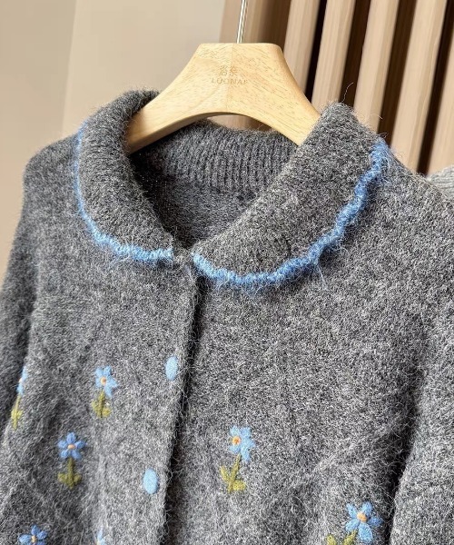 SHEPP(シープ)の「【26年秋冬新作】フラワー刺繍 ダイヤ柄 襟付き ニットカーディガン(ニット/セーター・レディース・ブラック/アイボリー/グレー・F)」の12枚目の写真
