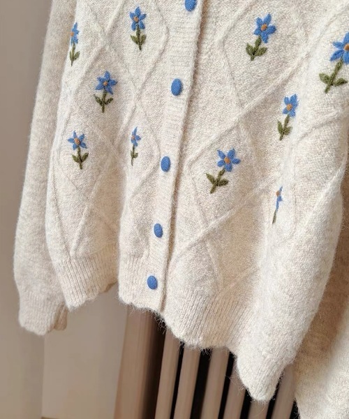 SHEPP(シープ)の「【26年秋冬新作】フラワー刺繍 ダイヤ柄 襟付き ニットカーディガン(ニット/セーター・レディース・ブラック/アイボリー/グレー・F)」の21枚目の写真