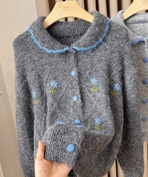 SHEPP(シープ)の「【26年秋冬新作】フラワー刺繍 ダイヤ柄 襟付き ニットカーディガン(ニット/セーター・レディース・ブラック/アイボリー/グレー・F)」の10枚目の写真