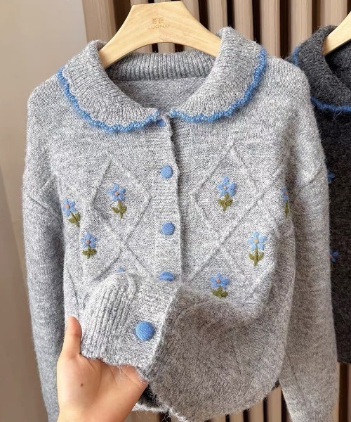 SHEPP(シープ)の「【26年秋冬新作】フラワー刺繍 ダイヤ柄 襟付き ニットカーディガン(ニット/セーター・レディース・ブラック/アイボリー/グレー・F)」の15枚目の写真