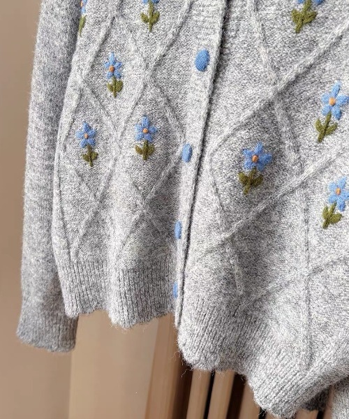 SHEPP(シープ)の「【26年秋冬新作】フラワー刺繍 ダイヤ柄 襟付き ニットカーディガン(ニット/セーター・レディース・ブラック/アイボリー/グレー・F)」の5枚目の写真