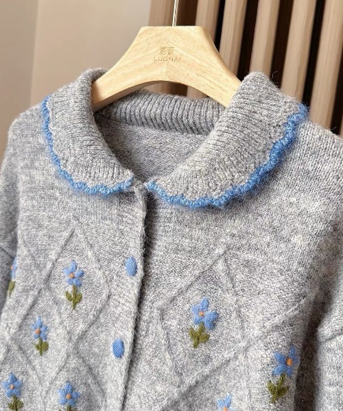 SHEPP(シープ)の「【26年秋冬新作】フラワー刺繍 ダイヤ柄 襟付き ニットカーディガン(ニット/セーター・レディース・ブラック/アイボリー/グレー・F)」の4枚目の写真