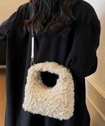 ふわふわのプードルファーが季節感を演出！コーデのアクセントになる大人かわいいハンドバッグ