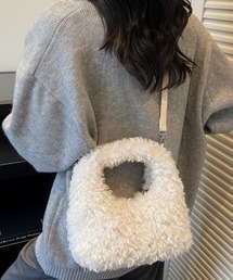 ふわふわのプードルファーが季節感を演出！コーデのアクセントになる大人かわいいハンドバッグ