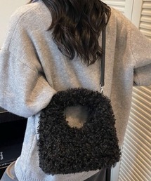 ふわふわのプードルファーが季節感を演出!コーデのアクセントになる大人かわいいハンドバッグ