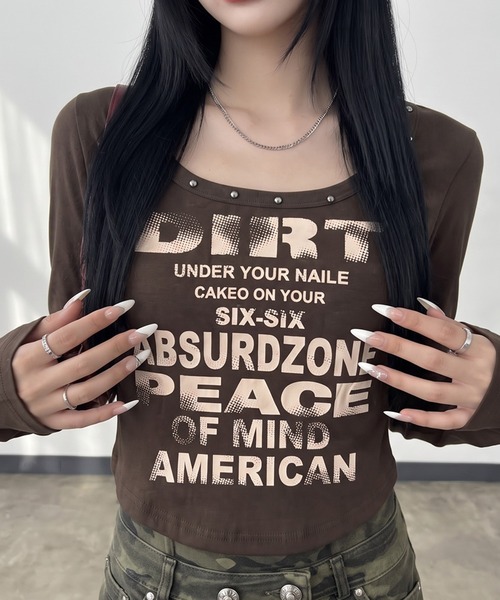 non-hedge(ノンヘッジ)の「スタッズロゴロンT(Tシャツ/カットソー・レディース・ブラウン/オフホワイト/グレー/ブラック/チャコールグレー・FREE)」の1枚目の写真