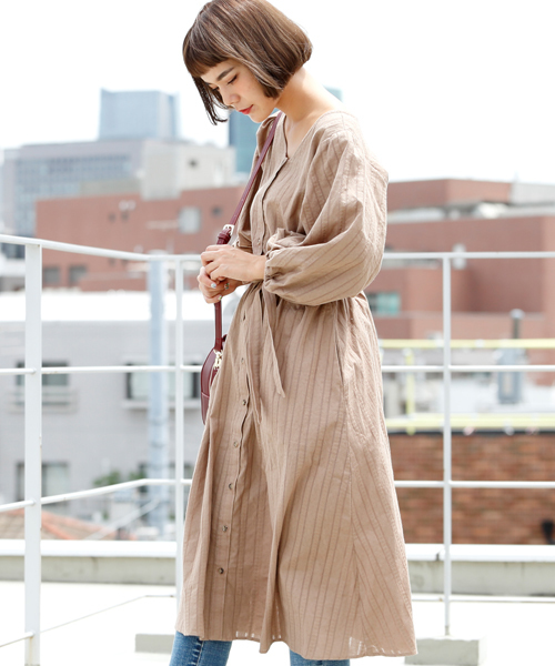 RAY CASSIN(レイカズン)の「TY ドビー袖ボリュームガウンワンピース(ワンピース・レディース・オフホワイト/ブラウン/ブラック・FREE)」の3枚目の写真