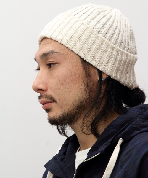 BEAMS PLUS(ビームスプラス)の「BEAMS PLUS / コットンリネンワッチキャップ(ニットキャップ/ビーニー・メンズ・オフホワイト/オリーブドラブ/ネイビー/ロイヤルブルー/イエロー/レッド・ONE SIZE)」の2枚目の写真