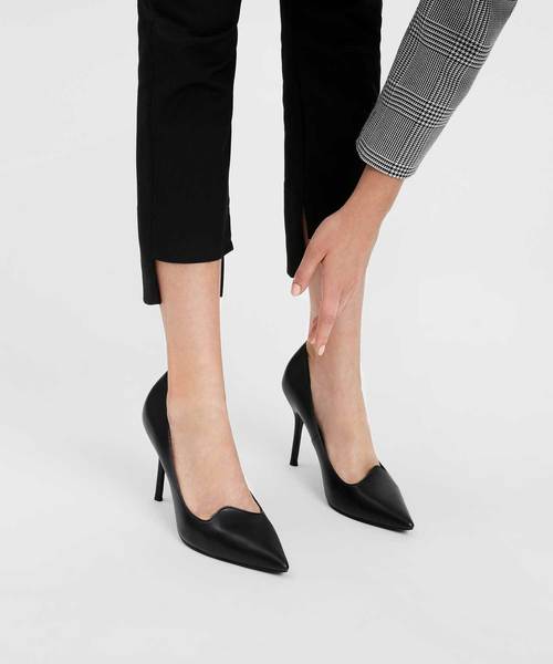 CHARLES & KEITH(チャールズ & キース)の「アシンメトリトップラインパンプス / ASYMMETRICAL TOPLINE PUMPS(パンプス・レディース・ブラック/レッド/ピンク/ダークブルー・22cm/22.5cm/23cm/23.5cm/24.5cm/25cm/25.5cm)」の5枚目の写真