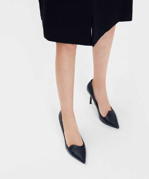 CHARLES & KEITH(チャールズ & キース)の「アシンメトリトップラインパンプス / ASYMMETRICAL TOPLINE PUMPS(パンプス・レディース・ブラック/レッド/ピンク/ダークブルー・22cm/22.5cm/23cm/23.5cm/24.5cm/25cm/25.5cm)」の11枚目の写真