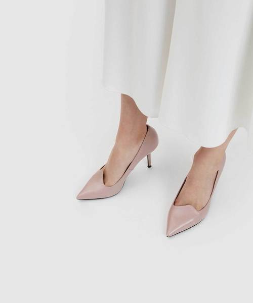 CHARLES & KEITH(チャールズ & キース)の「アシンメトリトップラインパンプス / ASYMMETRICAL TOPLINE PUMPS(パンプス・レディース・ブラック/レッド/ピンク/ダークブルー・22cm/22.5cm/23cm/23.5cm/24.5cm/25cm/25.5cm)」の17枚目の写真