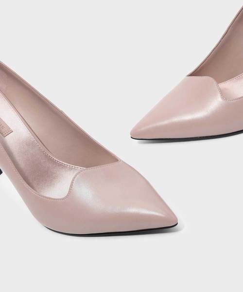 CHARLES & KEITH(チャールズ & キース)の「アシンメトリトップラインパンプス / ASYMMETRICAL TOPLINE PUMPS(パンプス・レディース・ブラック/レッド/ピンク/ダークブルー・22cm/22.5cm/23cm/23.5cm/24.5cm/25cm/25.5cm)」の20枚目の写真