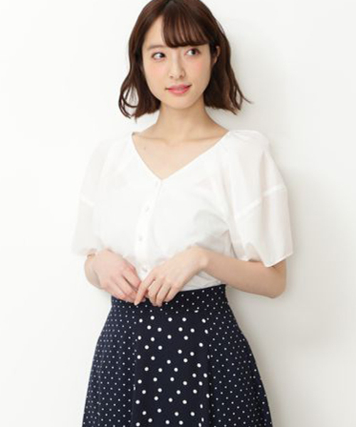 NATURAL BEAUTY BASIC（ナチュラルビューティーベーシック）の「【CanCam 5月号掲載】手洗い可能/キュプラ混フロントボタンブラウス（シャツ/ブラウス・レディース・ブラック/レッド/オフホワイト・SMALL/MEDIUM）」の2枚目の写真