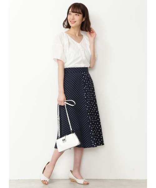 NATURAL BEAUTY BASIC（ナチュラルビューティーベーシック）の「【CanCam 5月号掲載】手洗い可能/キュプラ混フロントボタンブラウス（シャツ/ブラウス・レディース・ブラック/レッド/オフホワイト・SMALL/MEDIUM）」の4枚目の写真