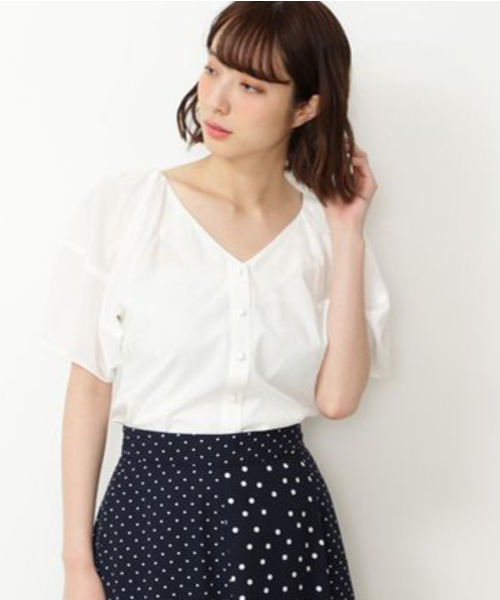 NATURAL BEAUTY BASIC（ナチュラルビューティーベーシック）の「【CanCam 5月号掲載】手洗い可能/キュプラ混フロントボタンブラウス（シャツ/ブラウス・レディース・ブラック/レッド/オフホワイト・SMALL/MEDIUM）」の6枚目の写真